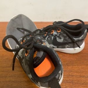 NIKE boys  canvas sneakers size 8c.